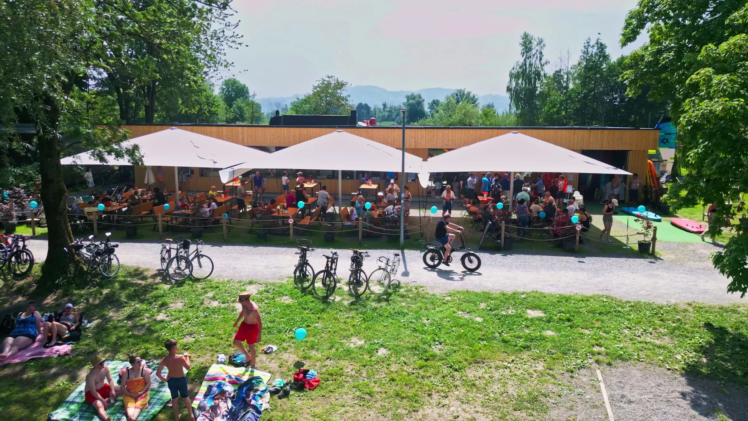 Strandbar und SUP-Verleih von Surfmax in Hard am Bodensee an einem Sommertag